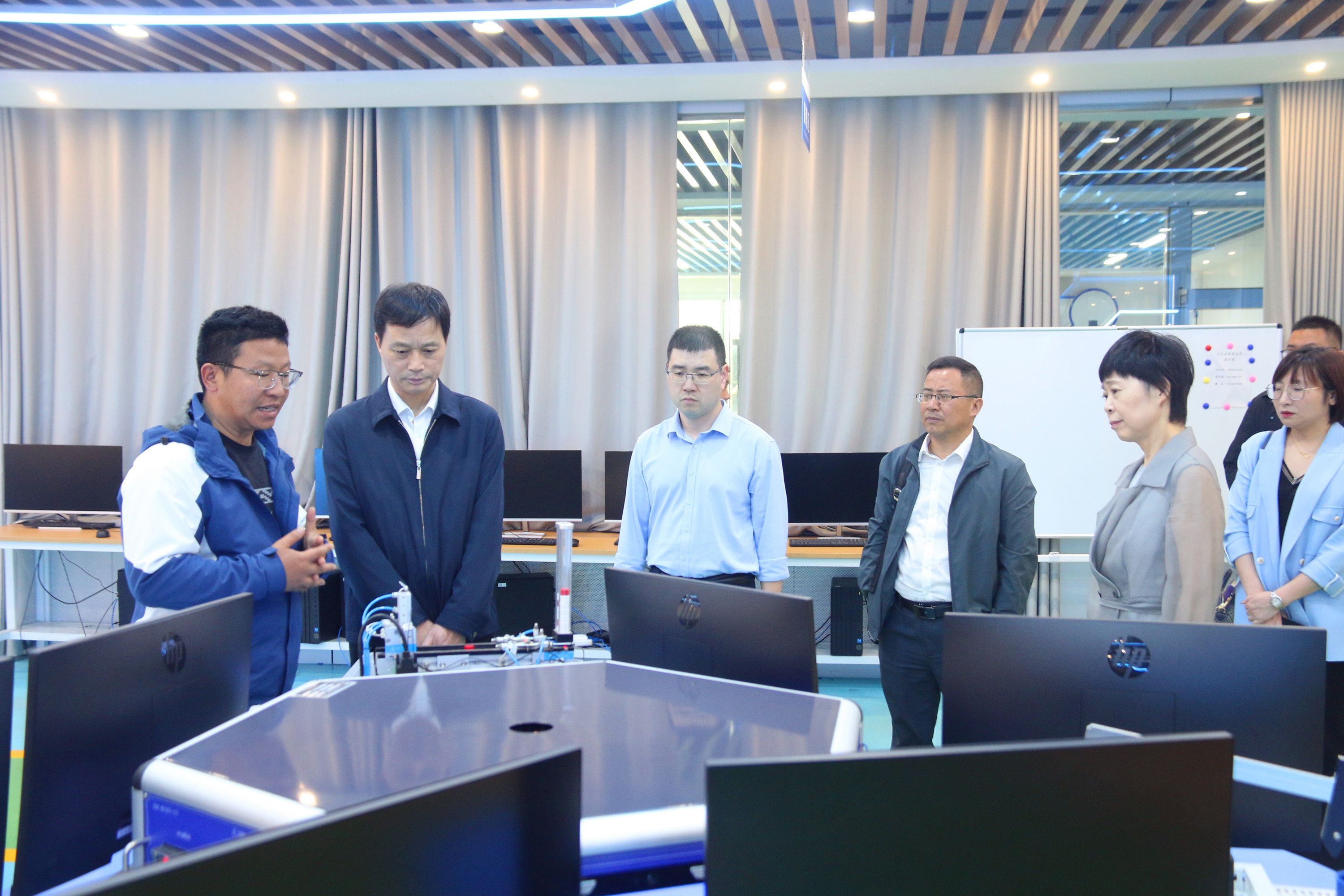 嘉兴技师学院一行到阜阳技师学院考察交流