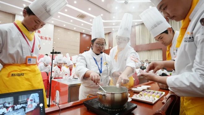 灯火暖校园 匠心闹元宵｜安徽新东方高级技工学校里的团圆味与青春潮